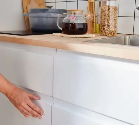 Façades Charlie avec une main qui passe devant le passe-main