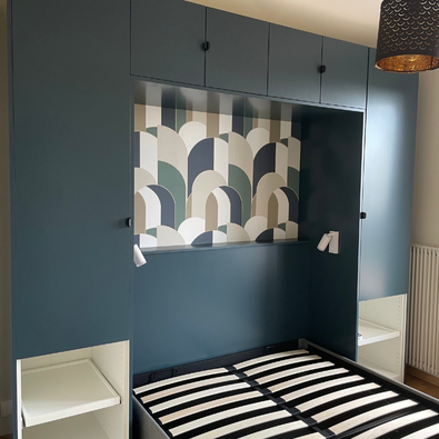 Rangement de chambre en bleu nuit et vert sauge.