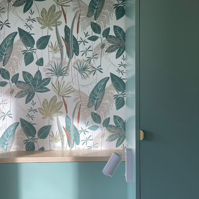 Zoom sur le rangement avec un papier peint illustré de feuillage