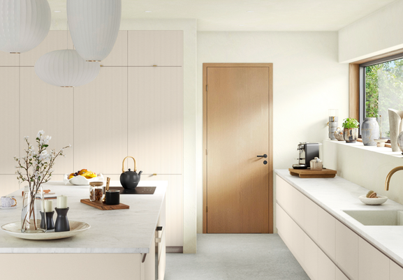 Une grande cuisine avec îlot, des façades de couleur lin