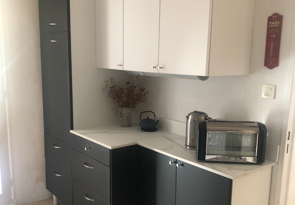 Photo d'une cuisine extra mat en noir et blanc